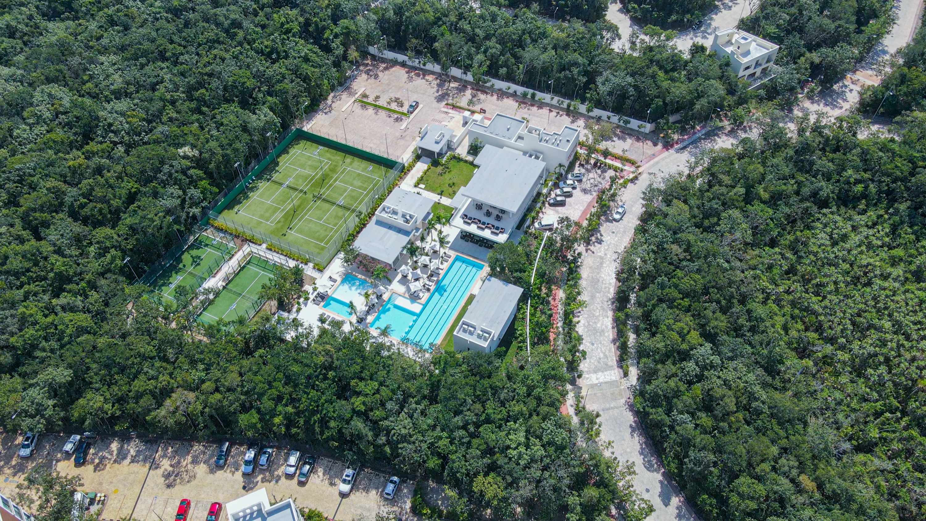 Aerial photograph of the Senderos club house with pools, tennis and padel courts